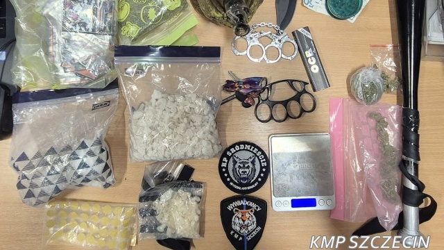 Prawie pół kilograma narkotyków zabezpieczyli szczecińscy policjanci. Zatrzymano dwóch młodych mężczyzn w wieku 18 i 19 lat.