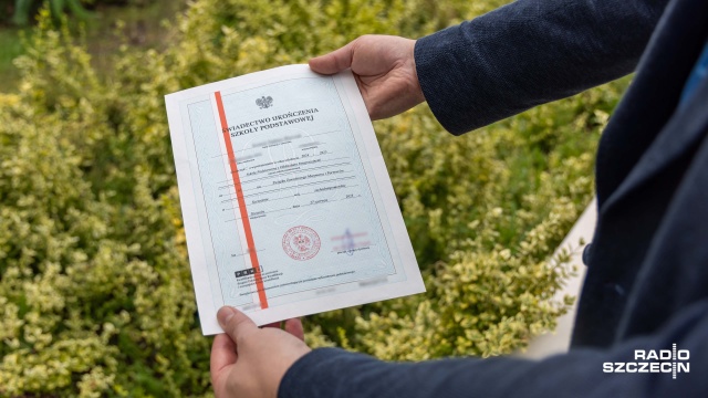 Drobny błąd na świadectwie może spowodować duże utrudnienia dla rodziców. Chodzi o tegorocznych absolwentów podstawówek. Niektórzy z nich otrzymali dokumenty z błędem.