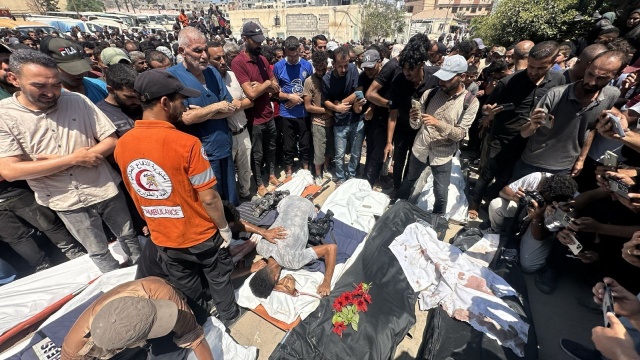 W poniedziałkowym nalocie Izraela na szpital na południu Strefy Gazy zginęło co najmniej 20 osób, w tym pięciu dziennikarzy. Nie ustają też intensywne ataki na północy, w okolicach miasta Gaza. Jak informują media, w samym Izraelu trwa konflikt między rządem a armią dotyczący kontynuacji wojny.