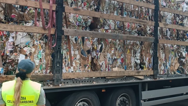 Transport 25 ton nielegalnych odpadów zatrzymali funkcjonariusze zachodniopomorskiej Krajowej Administracji Skarbowej.
