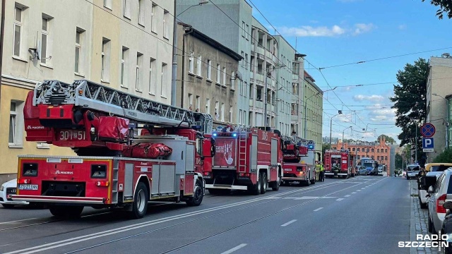 Pożar w szczecińskiej kamienicy - przy ul. Niemierzyńskiej pięć zastępów straży pożarnej walczyło z ogniem.