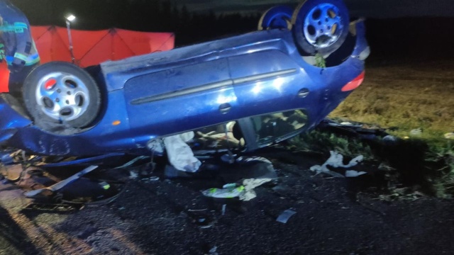 Jedna osoba nie żyje, druga jest ranna - to bilans wypadku niedaleko Charzyna (powiat kołobrzeski).