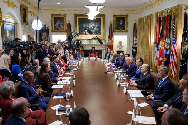 Posiedzenie rządu Donalda Trumpa przerodziło się we wtorek w telewizyjne show.