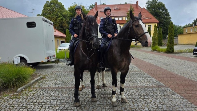 Policyjne patrole konne w powiecie kołobrzeskim. Będzie je można zobaczyć przez kilka dni w Dźwirzynie, Ustroniu Morskim i Kołobrzegu.