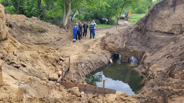 Właściciele ogródków działkowych na szczecińskich Górkach Ustowskich wkrótce będą mogli spać spokojniej. Trwają prace przy udrożnieniu przepustu na rzece Bukowa.
