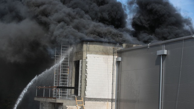 Kilkanaście zastępów straży walczyło z pożarem budowanej hali magazynowej w Przecławiu.