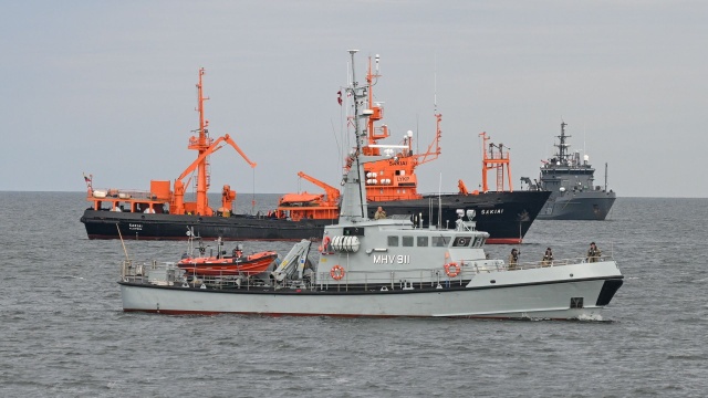 To tylko ćwiczenia. Na morzu Bałtyckim zderzyły się dwie jednostki. Wyciekające paliwo zanieczyszcza wody i plaże w okolicach Świnoujścia. To scenariusz trwających ćwiczeń zwalczania zanieczyszczeń środowiska morskiego Balex Delta 2025, które odbywają się w świnoujskim porcie.