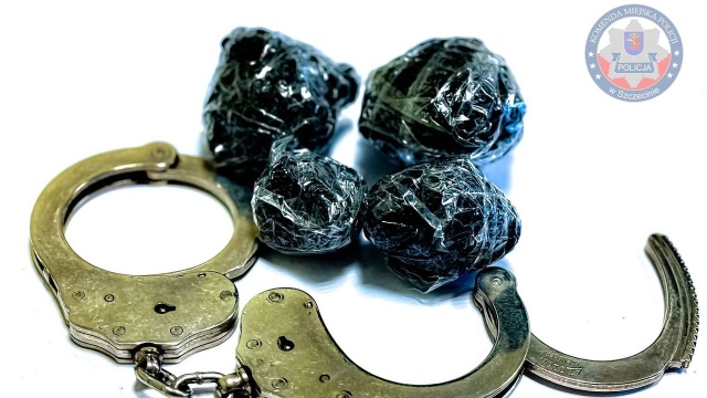 29-latek prowadzący samochód pod wpływem narkotyków i alkoholu zatrzymany w Szczecinie. Policjanci podjęli interwencję po tym, gdy kierowca gwałtownie przyspieszył na widok oznakowanego radiowozu.