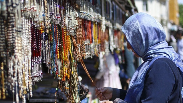 Tureckie media poinformowały w środę, że w operacji przeprowadzonej na Wielkim Bazarze w Stambule policja zarekwirowała biżuterię i antyki o łącznej wartości 30,5 mln dolarów. W sprawie zatrzymano już łącznie ok. 50 osób.