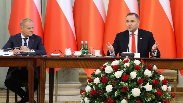 Dzisiaj rząd przyjmie projekt budżetu państwa na przyszły roku. Stan finansów publicznych był jednym z najważniejszych punktów wczorajszej Rady Gabinetowej z udziałem prezydenta, premiera i Rady Ministrów. Kancelaria Prezydenta zarzuca rządzącym nadmierne zadłużanie państwa. Minister Finansów odpiera zarzuty.