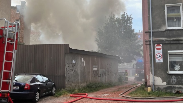 Pożar przy ulicy Pocztowej w Szczecinie - ogień pojawił się w budynku technicznym w kwartale ograniczonym ulicami 5. Lipca, Bohaterów Warszawy i Jagiellońską.