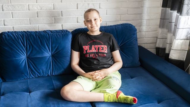 Potrzeba ponad pół miliona złotych żeby zakończyć leczenie. 14-letni Kuba ze Stargardu choruje na mięsaka Ewinga. To złośliwy nowotwór kości. Chłopiec miał amputowaną nogę, pojawiły się też przerzuty do płuc.