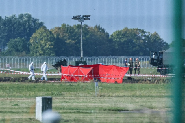 Śledczy i eksperci pracują na płycie lotniska w Radomiu. Ustalają przyczyny katastrofy samolotu F-16, na skutek której zginął major Maciej Krakowian.