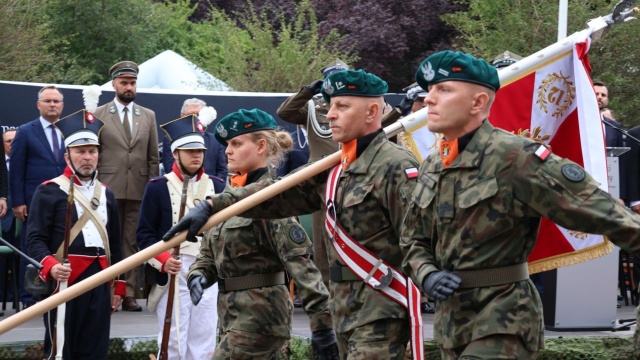 Wojskowe święto w Kołobrzegu to z okazji uroczystego przekazania sztandaru dla 12. Pułku Logistycznego.