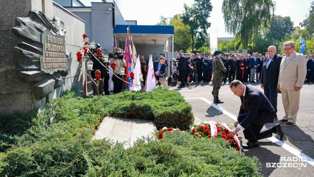 Zakończyły się oficjalne obchody 45. rocznicy podpisania Porozumień Sierpniowych. Przed bramą Stoczni Szczecińskiej zebrali się strajkujący wówczas pracownicy, kombatanci i mieszkańcy Szczecina. W uroczystościach wziął udział także prezydent RP Karol Nawrocki.