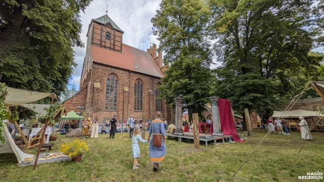 Aktywna Sobota Radia Szczecin do 17:00 grała z Jasienicy. W specjalnym programie na żywo odwiedziliśy średniowieczną wioskę rzemieślniczą przy ruinach augustiańskiego klasztoru.