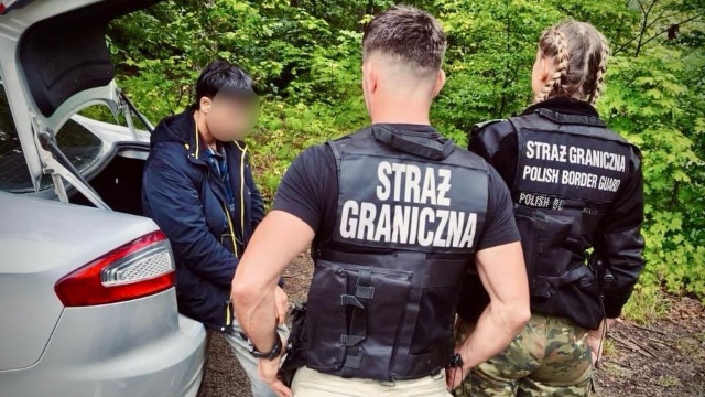 Dwóch kurierów przewożących trzech nielegalnych migrantów zatrzymali funkcjonariusze Straży Granicznej ze Szczecina. Do ujęcia doszło w okolicy polsko-niemieckiego przejścia granicznego Buk-Blankensee.