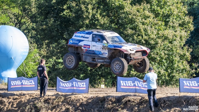 Niedziela to ostatni dzień zmagań kierowców Rajdu Columna Medica Baja Poland. Ponad 200 zawodników z 13 krajów mierzy się na ostatnim etapie wyścigu na trasie Sławoszewo-Wołczkowo.