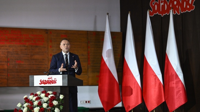 Mija 45 lat od podpisania Porozumień Sierpniowych i powstania Solidarności. W wystąpieniu w Stoczni Gdańskiej prezydent Karol Nawrocki mówił, że ówcześni opozycjoniści wykazali się odpowiedzialnością za wspólnotę narodową, dzięki czemu udało się później obalić komunizm.