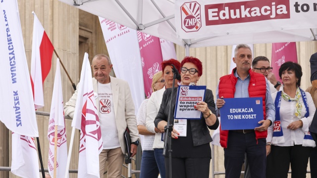 Większego poszanowania zawodu nauczyciela i podniesienia pensji domagali się nauczyciele zrzeszeni w Związku Nauczycielstwa Polskiego. W poniedziałek rozpoczął się rok szkolny, a kilka tysięcy nauczycieli protestowało przed siedzibą Ministerstwa Edukacji Narodowej.