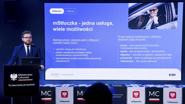 W aplikacji mObywatel działa od poniedziałku funkcja, która może zaoszczędzić i czas i sporo nerwów wielu kierowcom. mStłuczka to nowa funkcja, za pomocą której użytkownicy aut mogą zgłosić incydent na drodze i za pomocą kilku kliknięć wyjaśnić jego okoliczności. Za sprawą nowej funkcji nie trzeba szukać dokumentów i spisywać papierowego oświadczenia.