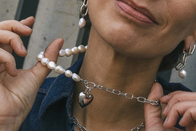 Perły od zawsze kojarzyły się z elegancją i szykiem na specjalne okazje. Ale dziś Coraz częściej wskakują na szyje osób, które po prostu chcą dodać sobie odrobiny uroku na co dzień. Zobacz kilka pomysłów na to, jak nosić go w zupełnie nietypowych zestawieniach - bez sztywnych zasad i... z pomysłem