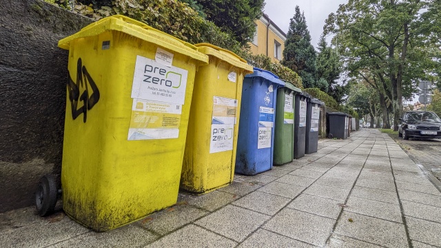 Zostaje tak, jak było przez ostatnie 60 lat - przynajmniej na razie. Chodzi o wywóz pojemników na odpady przy ulicy Poniatowskiego w Szczecinie.