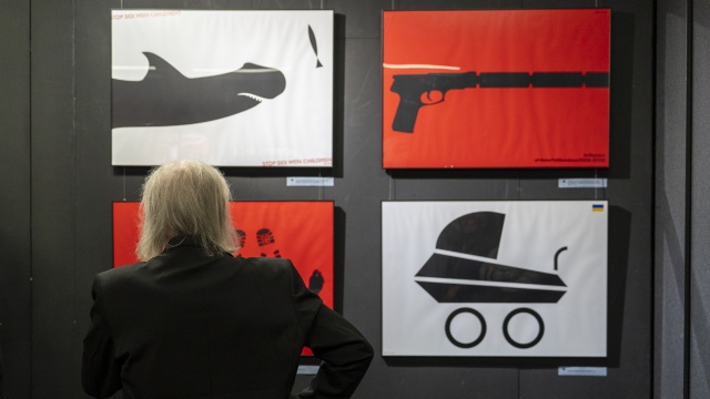 Moje plakaty to mój komentarz do współczesnych wydarzeń - stwierdził Lex Drewinski, otwierając wystawę ZłoEvil w Muzeum Narodowym w Szczecinie - Centrum Dialogu Przełomy.