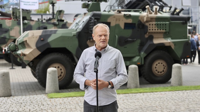 Polski rząd podejmie decyzję o zwiększeniu wydatków na zbrojenia - zapowiedział premier Donald Tusk. Poprzez Polską Grupę Zbrojeniową większe środki mają trafić do polskich instytucji i firm cywilnych i wojskowych zajmujących się badaniami i produkcją związanymi z obronnością.