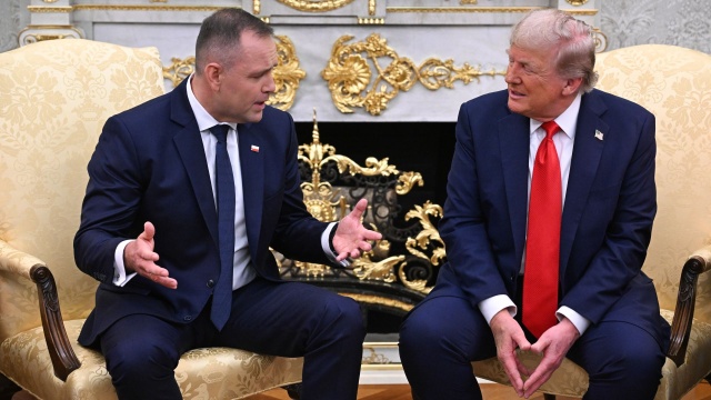 Amerykańscy żołnierze zostaną w Polsce, a jeśli Polacy chcą, możemy rozmieścimy ich więcej - zadeklarował w środę prezydent USA Donald Trump podczas spotkania z prezydentem RP Karolem Nawrockim w Białym Domu. Podkreślił, że Polskę i USA łączą specjalne relacje.