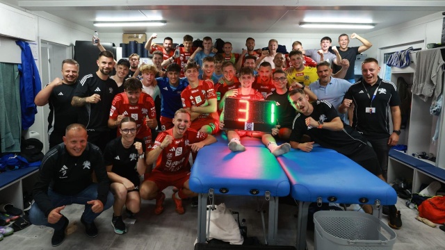 Piłkarze Świtu odnieśli trzecie z rzędu zwycięstwo w 2 lidze. Szczecinianie wygrali z Sokołem Kleczew 3:1 w zaległym meczu 6. kolejki rozgrywek.