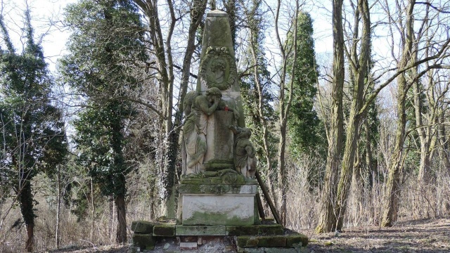 Pomnik nagrobny Jrgena Berndta von Ramina czeka dalsza renowacja. XVIII-wieczny zabytek znajduje się na cmentarzu w Stolcu w gminie Dobra.