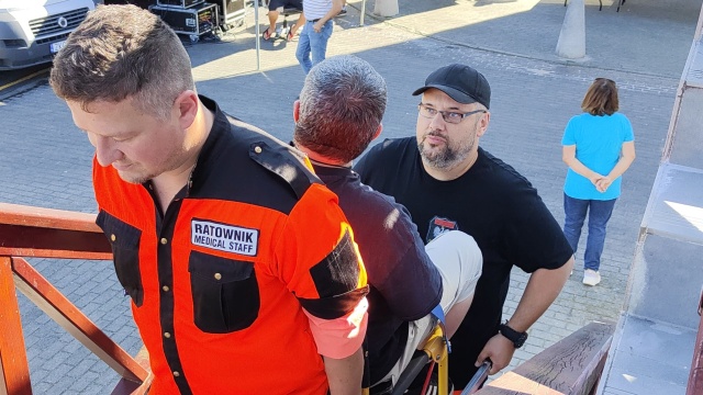 Ratownicy z Kołobrzegu wyciągają pomocną dłoń do osób starszych, które mają problemy z poruszaniem się. Oferują im możliwość pójścia na spacer.