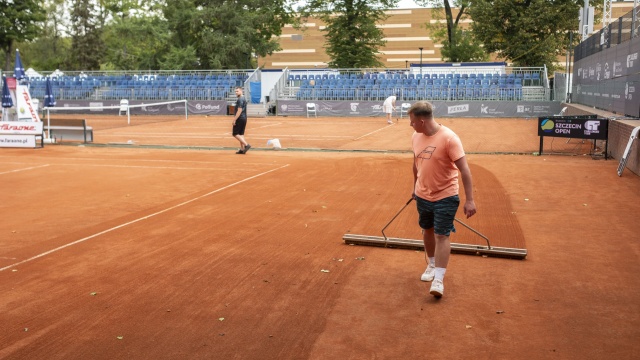 Trybuny przy korcie centralnym z nową nawierzchnią gotowe na rozpoczęcie turnieju Invest in Szczecin Open 2025.