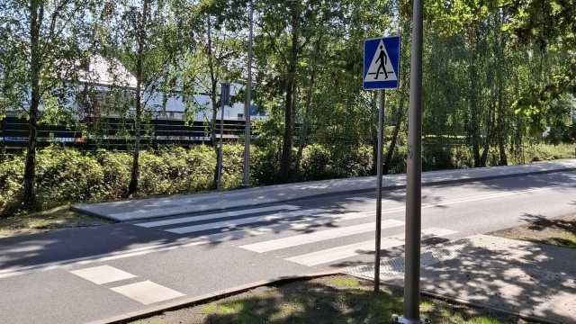 Nowe perony autobusowe i przejście pieszych mają poprawić bezpieczeństwo mieszkańców Grzepnicy w gminie Dobra.