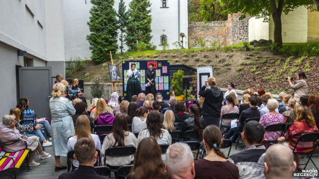 Na wesoło i w formie egzaminu do szkoły artystycznej - tak Stargard dołączył do Narodowego Czytania. W ogrodzie Książnicy Stargardzkiej mieszkańcy miasta zaprezentowali swoje ukochane fraszki i treny Jana Kochanowskiego.