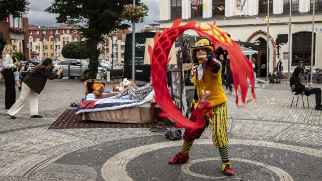 Podczas trwającego w Stargardzie ArtFestiwalu, lokalni twórcy opuścili swoje pracownie, by dzielić się swoimi dziełami z mieszkańcami. Obrazy i rękodzieło oglądać można między innymi na Rynku Staromiejskim.