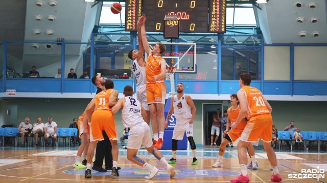 Po wielu miesiącach, kibice koszykówki w Kołobrzegu mogą ponownie zobaczyć na parkiecie zespół Kotwicy.