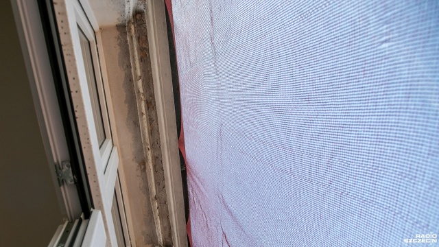 Spadające elementy z elewacji zabytkowej kamienicy pojawiły się na chodniku w centrum Szczecina. Chodzi o budynek przy placu Szarych Szeregów. Gruz pojawił się na chodniku z powodu dziury w siatce ochronnej, która pojawiła się w zeszłym tygodniu.