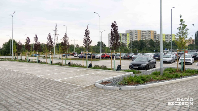 Zakończyła się rozbudowa parkingu przy pętli Turkusowa na szczecińskim Prawobrzeżu. Do dyspozycji kierowców jest 129 nowych miejsc parkingowych.