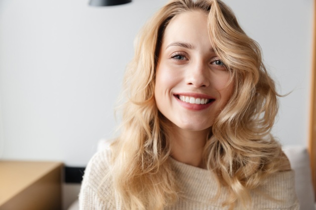 Dobrze dobrany kolor włosów potrafi diametralnie odmienić wygląd, a jednocześnie sprawić, że cały Twój wizerunek nabierze spójności i charakteru. Wbrew pozorom, wybór odcienia to nie tylko kwestia gustu czy aktualnych trendów, ale też wizerunkowa decyzja. Dlatego powinna ona uwzględniać zarówno Twój typ urody, jak i kolory, po które sięgasz najczęściej w doborze garderoby. Ważne jest więc, by podejść do tego tematu świadomie i wykorzystać kilka sprawdzonych wskazówek.