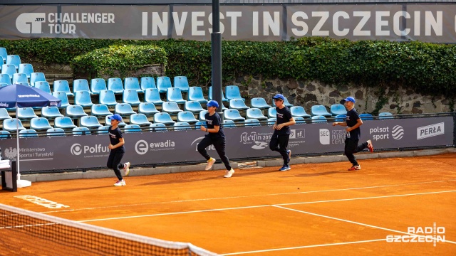 Błyskawicznie zbierają piłki, podają ręczniki zawodnikom i są nie do zastąpienia. Młodzi pomocnicy, czyli ball kids na kortach tenisowych podczas Invest in Szczecin Open pomagają zachować rytm gry.