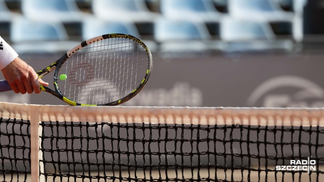 Po porażkach w singlu jest zwycięstwo Polaka w tenisowym turnieju Invest in Szczecin Open, Piotr Matuszewski w parze z Czechem Petrem Nouzą awansowali do ćwierćfinału gry podwójnej.