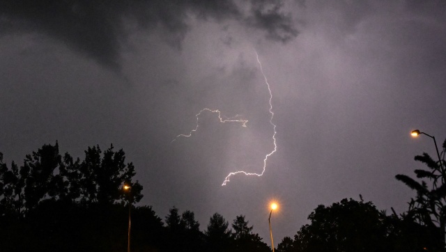 Burzowa noc nad województwem. Minionej doby straż pożarna odnotowała w naszym regionie 39 zdarzeń związanych z warunkami atmosferycznymi.