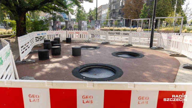 Trampoliny są, ale nie można na nich skakać. Huśtawka jest, ale przeraźliwie skrzypi. Mieszkańcy skarżą się na otwarty 2 lata temu obiekt do zabaw dla dzieci na placu Zgody w Szczecinie.