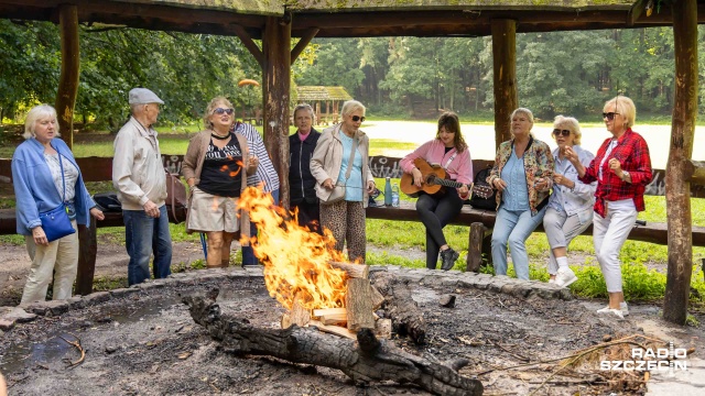 Piękna pogoda, wspólne śpiewy i tańce przed ogniskiem. W czwartek Polana Sportowa w Szczecinie należała do seniorów, którzy pokazują, że życie zaczyna się po 60-tce.