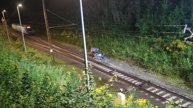 W miejscowości Skibno samochód osobowy wypadł z wiaduktu na tory kolejowe, po których po chwili przejechał pociąg - poinformował rzecznik komendanta wojewódzkiego PSP asp. Dariusz Schacht.