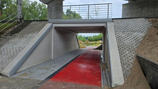 W październiku otwarty zostanie dla ruchu pieszych i rowerzystów nowy świnoujski tunel. Ten biegnie nie pod Świną, a pod torami kolejowymi między dzielnicą Łunowo a plażą.