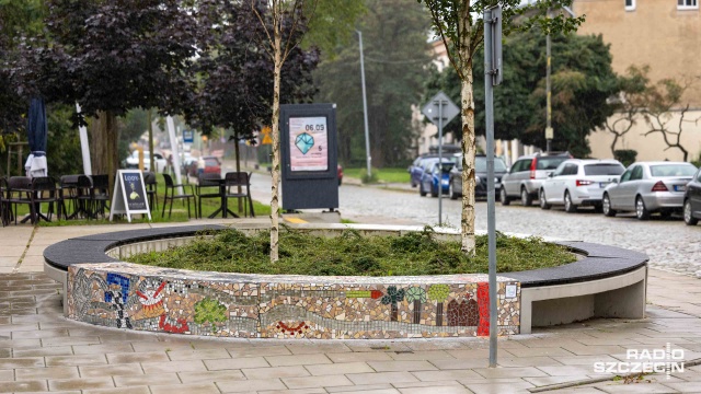Szczecińskie Podjuchy wzbogaciły się o nową mozaikę. Ma formę ozdobnej ławki, połączonej z kwietnikiem. Jest ustawiona przy Domu Kultury Krzemień.