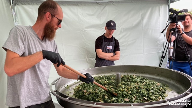 W powietrzu aromat smażonych warzyw i przypraw, a na patelni ryba, jakich mało. Do tego rozmowy i prelekcje na temat nie tylko gotowania, ale i samych bałtyckich ryb. Tak wyglądał piknik śledziowy w Świnoujściu.